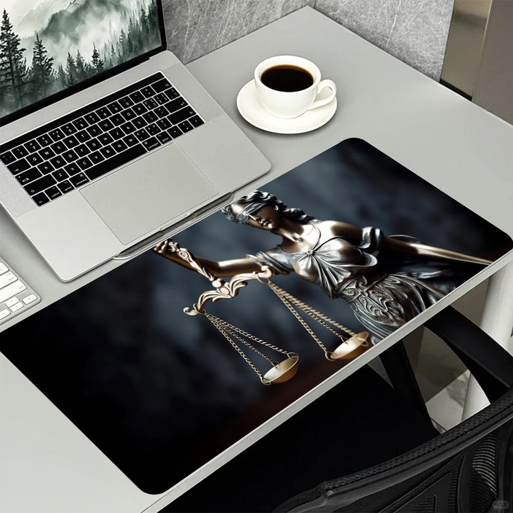 Lady Justice Statue Thema Grot - Desk Setup Keyboard recensie en prijs